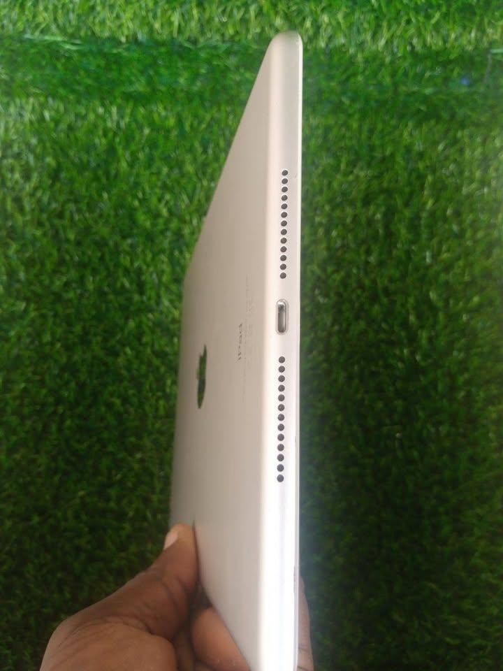 iPad A1893 6th Gen 128GB Wi-Fi Only